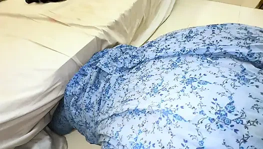 Египетская большая задница любит толстую свинью, пухлая высокая мусульманская арабская горничная застряла под кроватью