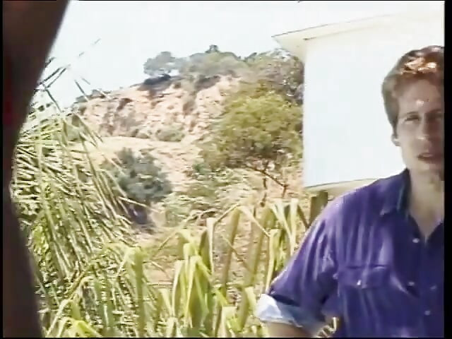 穿著火辣紅裙的深色頭髮美女在泳池邊被幹逼