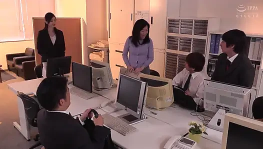 Genç kadın patron arkadan kulağıma tatlı ve azdırıcı fısıltılarla beni baştan çıkarıyor. Bölüm 1