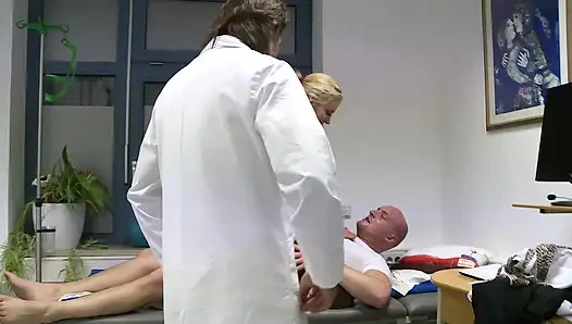 Blonde Patientin Bekommt Wilden Frauenarzt-fick