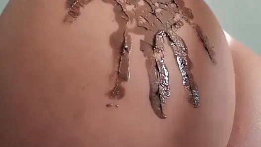 Istri hot menggoda dengan cokelat saat hari timur