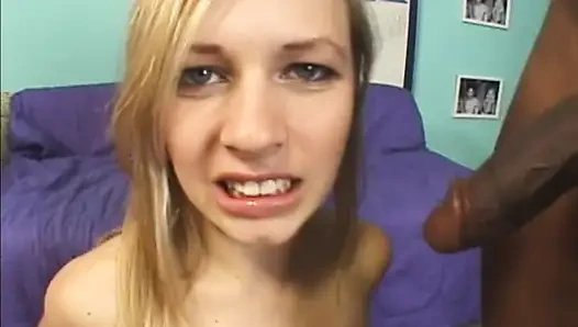 Удивительной блондинке пробурил очко большой черный хуй