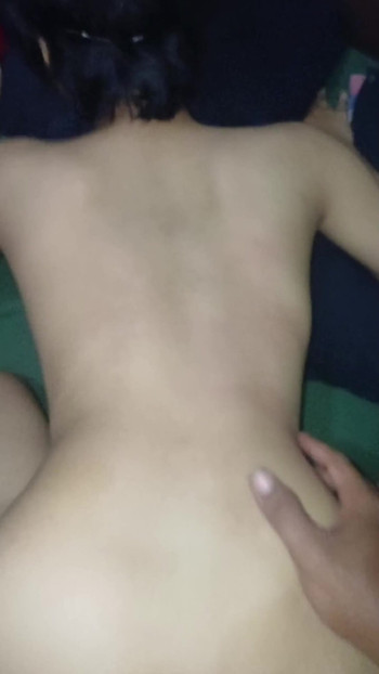 18살 소녀의 첫 보지 경험은 여전히 좁다 | 클립 1