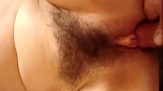 Primo piano di grandi labbra di figa pelosa