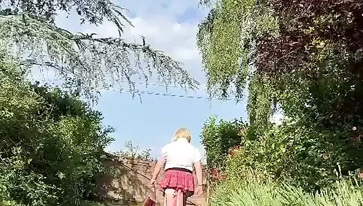 Parti için sarışın peruklu kız öğrenci kıyafeti içinde