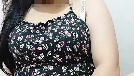 Die schöne große Schwester kommt gerade aus einem kleinen Dorf