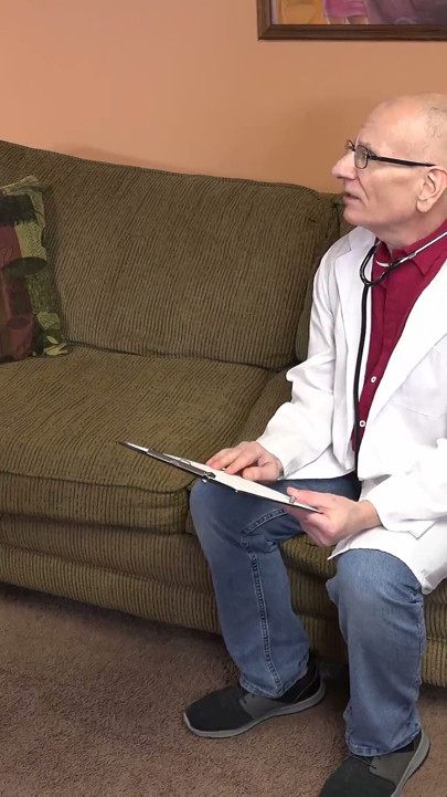 Dr. Drake Conserta a Buceta Arruinada de Mckenna Lynn