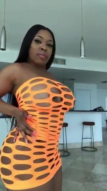 sexy ebony show her big ass