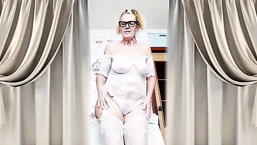 Ateşli ev hanımı Lukerya mutfakta açık şeffaf beyaz tulumla flört ediyor.