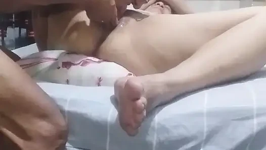 missionary fuck ke istriku dan dogging ke memeknya sampai berbusa krim