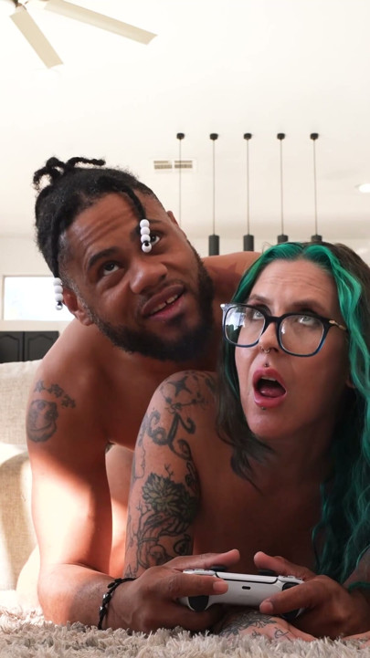 Iubita Alt cu fund mare se lasă folosită liber de iubitul gamer cu BBC și primește creampie Nikki Zee ArtemiXXX | Clip 1