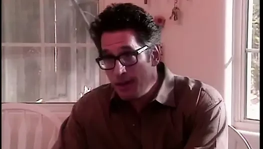 Gözlüklü adam esmer orta yaşlı seksi kadın porno efsanesi Teri Weigel tarafından sikiliyor