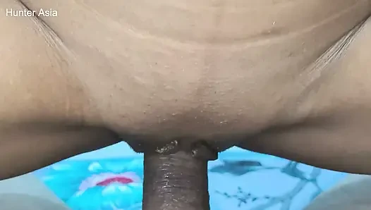 Genç Kız Gırtlağına Kadar Alıyor Ve Sikiliyor Ve Yüzüne Boşalıyor