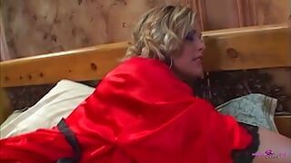 Niesamowita i cycata blond bimbo wiercona przez Masywnego Czarnego Schlonga na łóżku