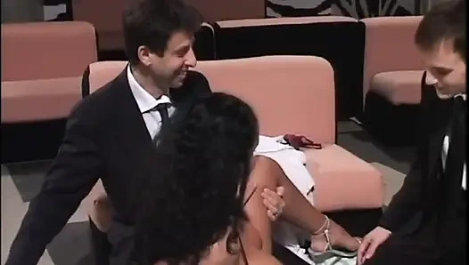 Büyük memeli orta yaşlı seksi kadın ile güzel klasik grup seks partisi büyük yaraklarla sikiliyor ve dölleniyor