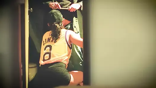篮球运动员在健身房浴��室里给教练口交。