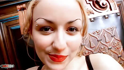 Krystal Wallas: отличная миниатюрная брюнетка с большими сиськами Krystal снимает одежду