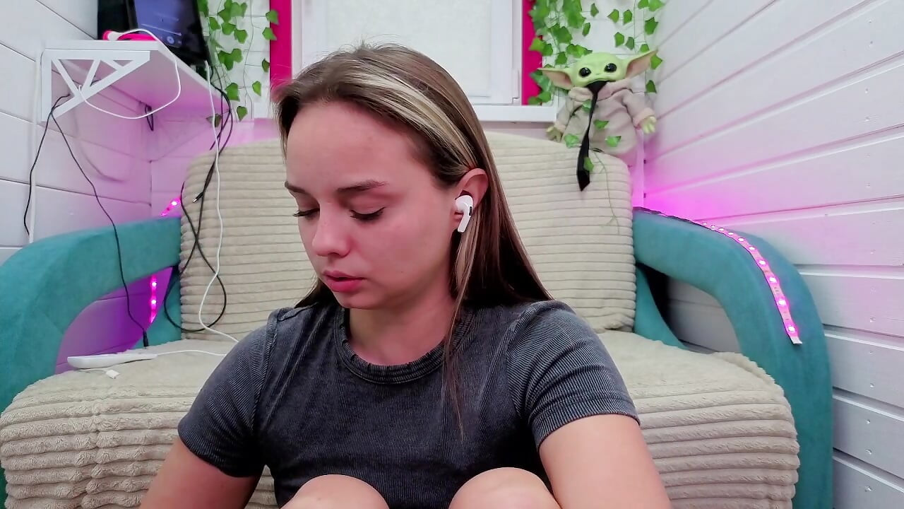 MisssVikki seule à la maison. AllMyinks MisssVikki