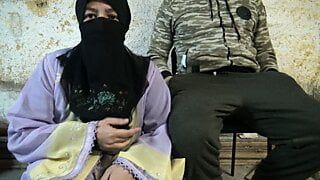 Amerykański żołnierz rucha muzułmańską żonę i spuszcza się do jej cipki