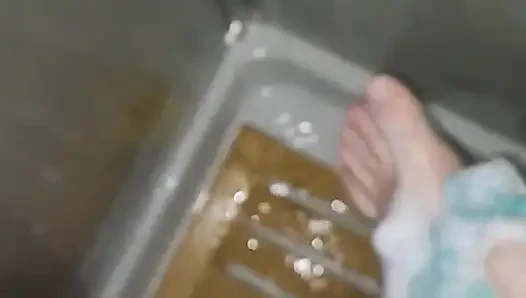 Duşta ayaklarımı sabunlarlar