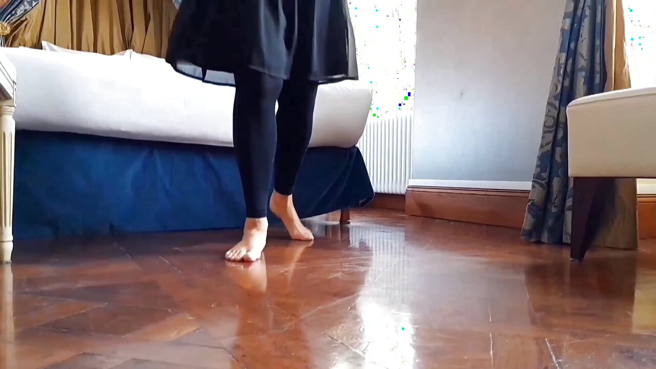 เกมเย็ดแบบใส่เสื้อผ้าครึ่งตัวของ Selena ระหว่างพัก