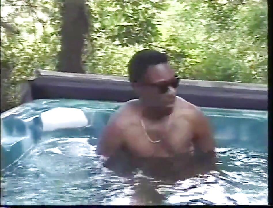 Sexet rødt hår sort og hvid fisse slikker fisse knepper i jacuzzien