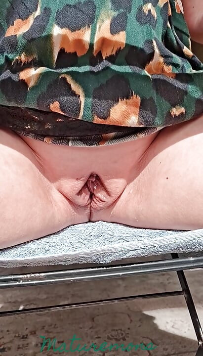 Tesão madura acaricia seus mamilos e exibe seus grandes lábios carnudos.