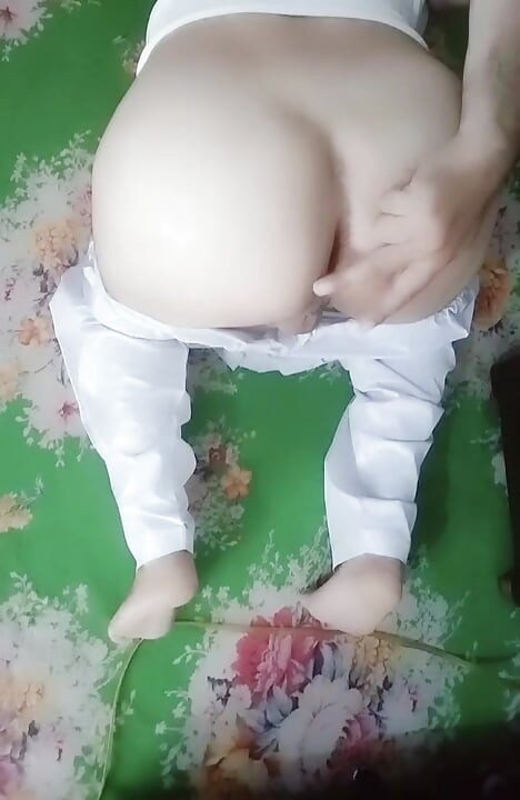 TWINK CANTIK MEMBERIKAN PUNGGUNGNYA KEPADA KAWAN LURUS TANPA PAKAIAN YANG DATANG MELAWAT CREAMPIE