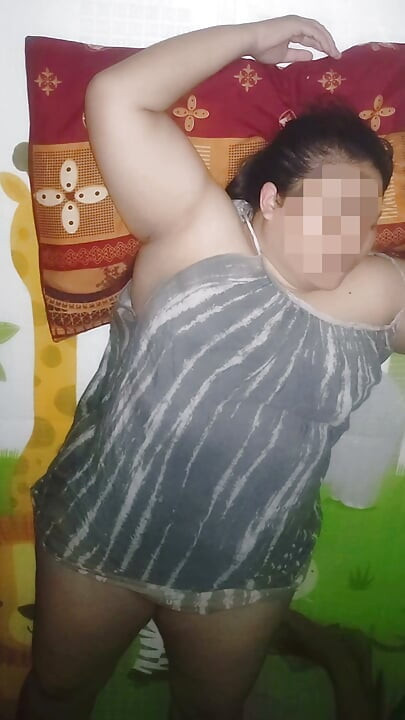 पड़ोसन की बीवी बेहद हॉर्नी है। उसकी मोटी चूत चुदवाना चाहती है।