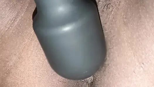 Наслаждаясь мастурбацией вибратором