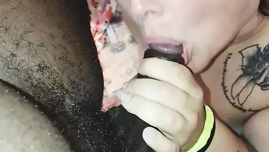 Cewek semok ini lagi asik nyepong kontol besar pria kulit hitam