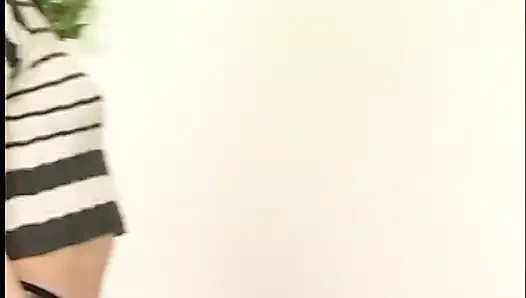 Юная брюнетка показывает свое тело на кастинге