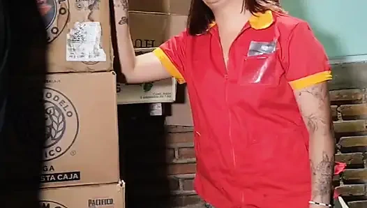 Ich bin die kassiererin im laden im keller