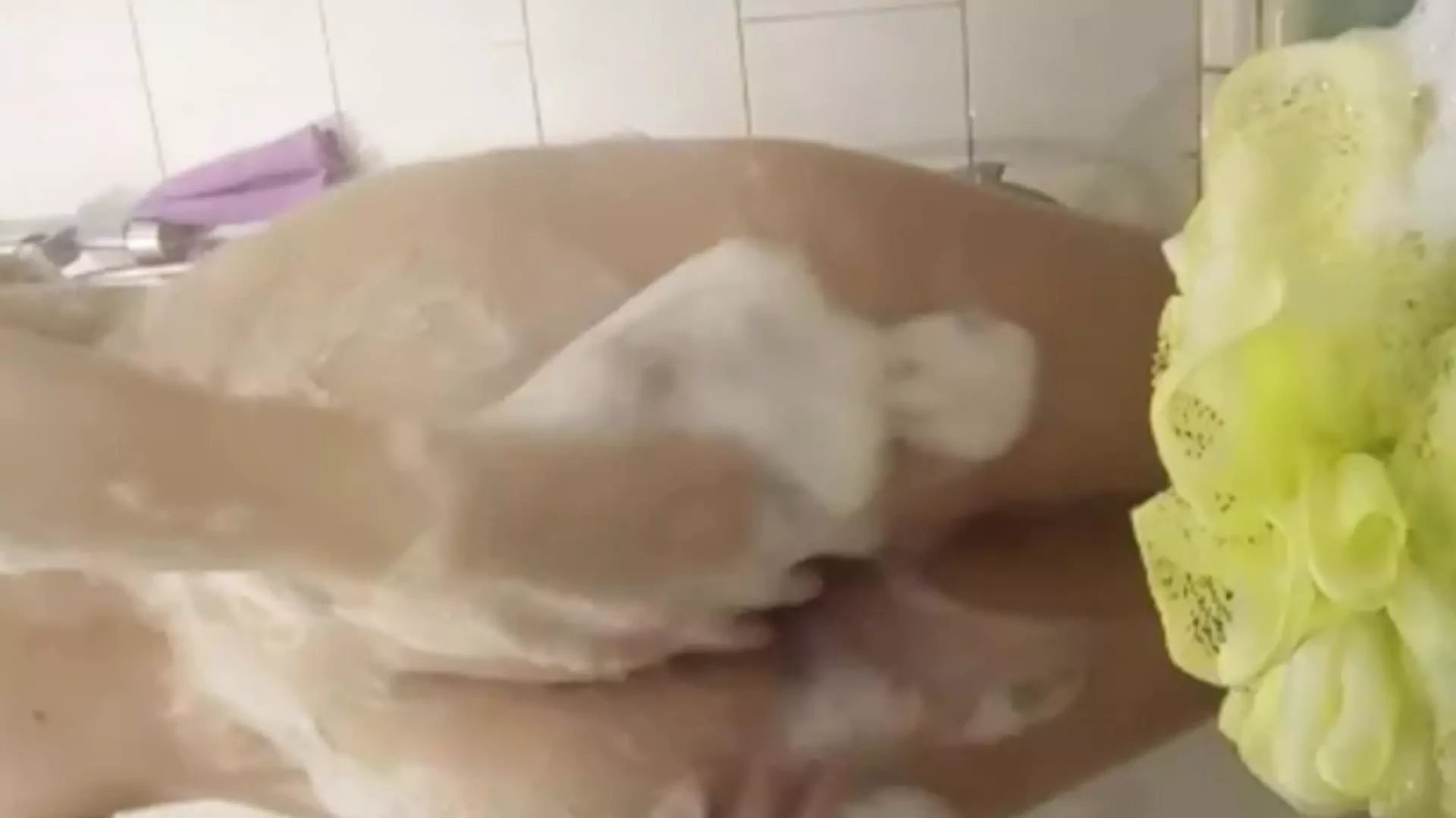 MILF tar en dusch