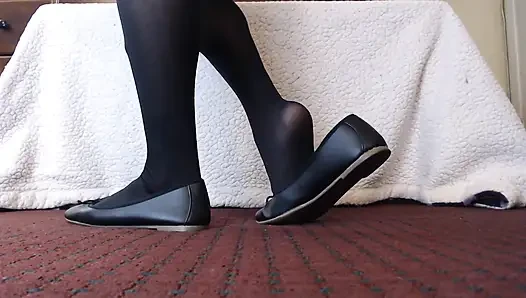 Çoraplı bale düz ayakkabıyla yüzme