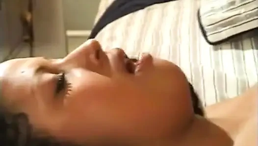 Cewek kulit hitam berbaring dan memeknya dimakan di tempat tidur