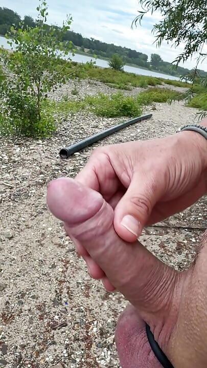 Colmek dan semburan sperma besar di pinggir sungai