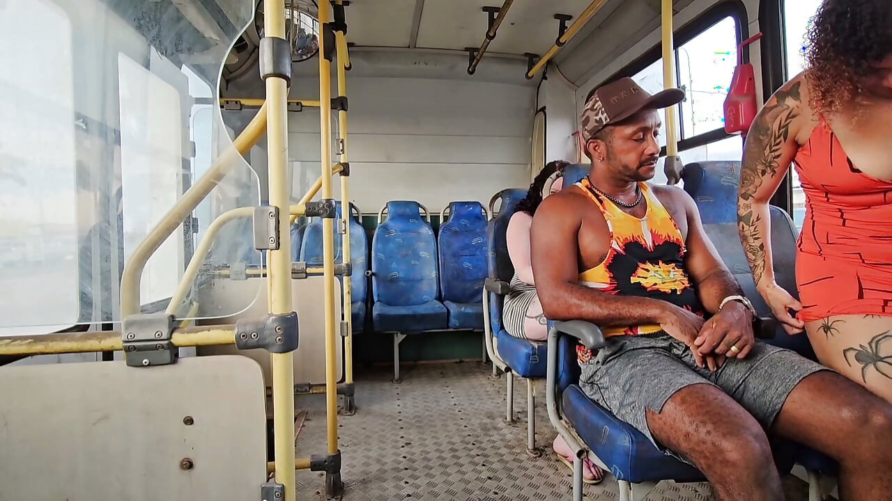ER WAS VEEL GEZEIK TIJDENS DE BUSREIS TWEE KOPPELS DIE NEUKTEN