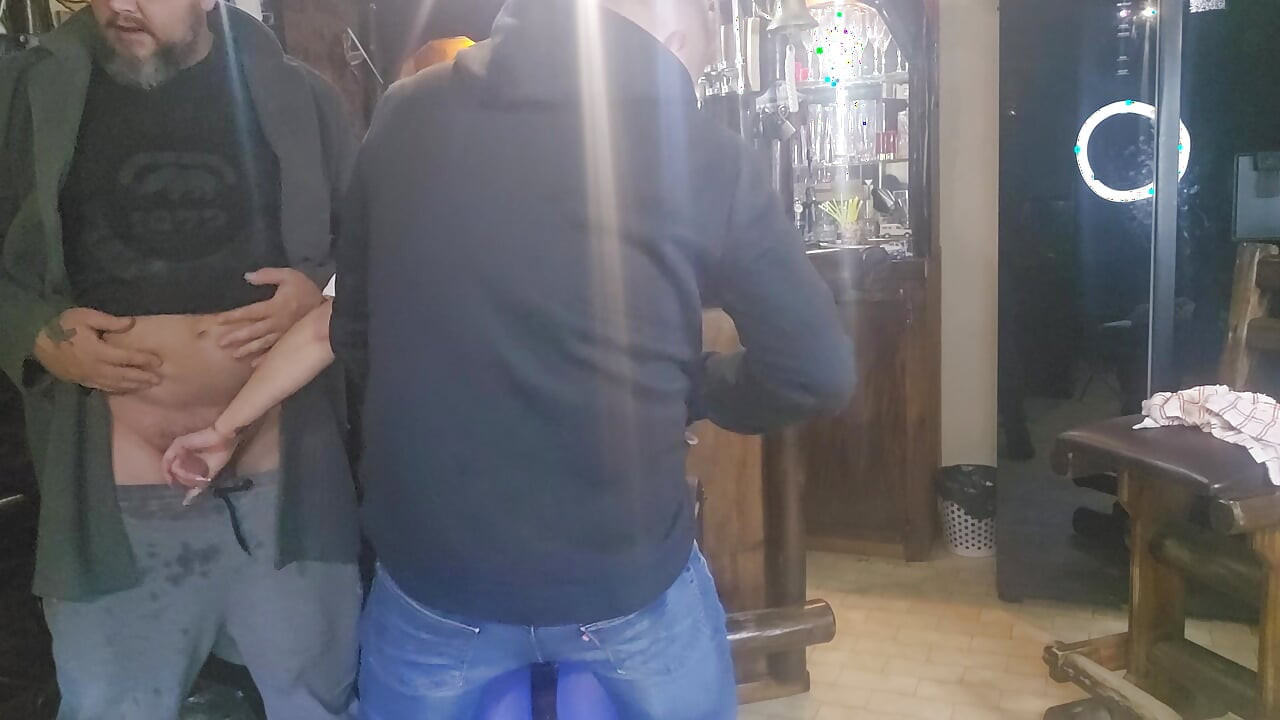 Meine frau wird von meinen freunden gefickt, während sie mich wichst