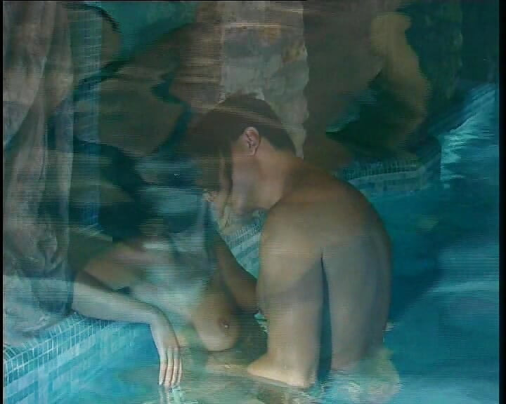 O brunetă uimitoare este futută lângă piscină de o pulă mare și dură