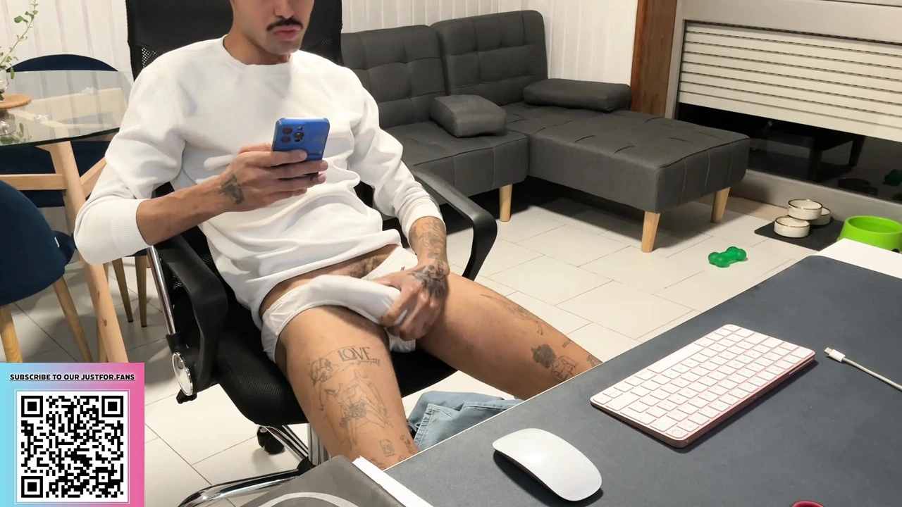 Alone at home, I got horny, so I went to jerk off until I came hot