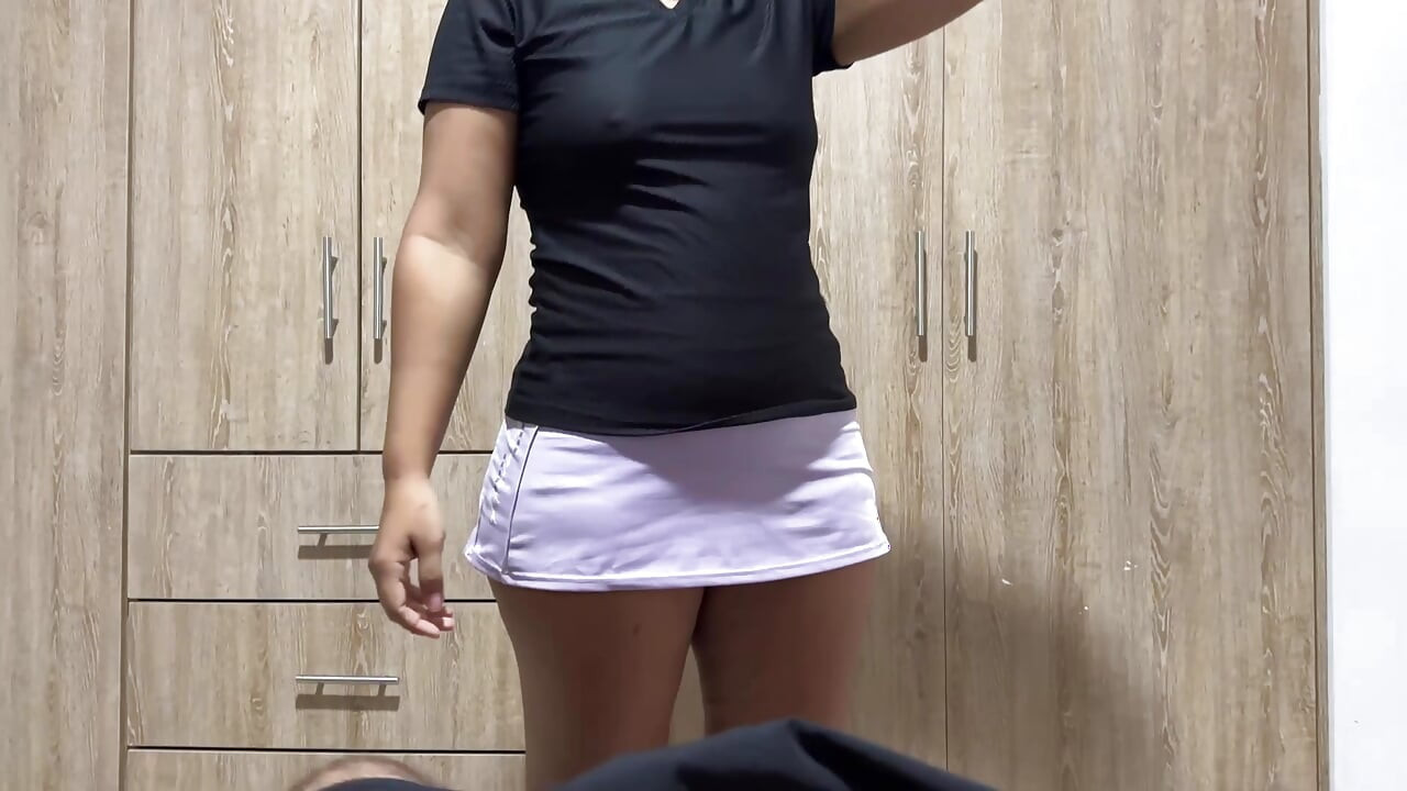 Sora vitregă îmi cere să-i înregistrez exercițiile pentru Tiktok și ajung să fac altceva.