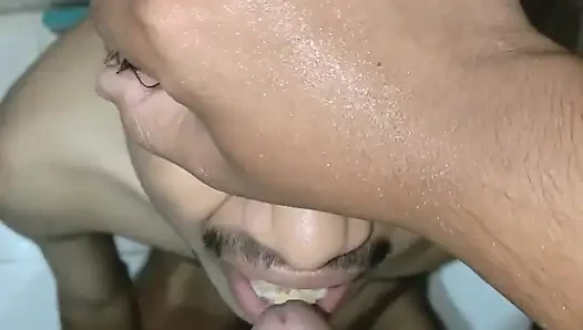 Deflower en tatlı twink onun her santiminin tadını çıkarıyor