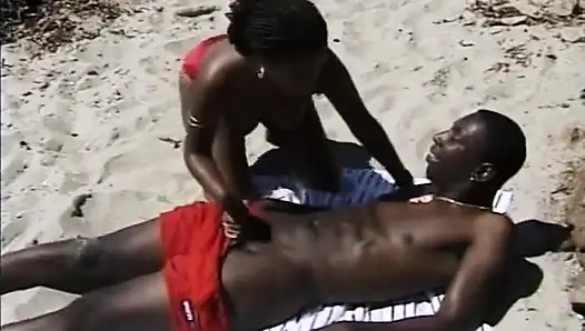 İyi tercih edilen Avrupalı olmayan kadın kayalık sahilde büyük yarağa biniyor