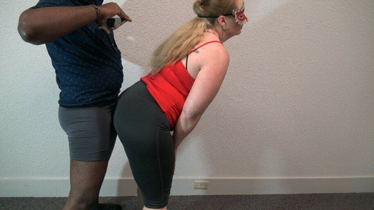 Pawg moeder slijpt me in een zwarte legging