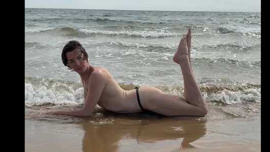Femboy tatilde havuzda çıplak ve teknede