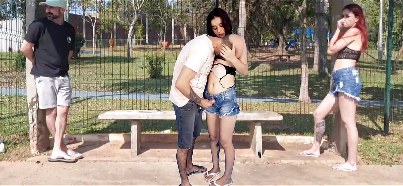 Seks di tengah-tengah orang di luar ruangan di halte bus yang kegilaan