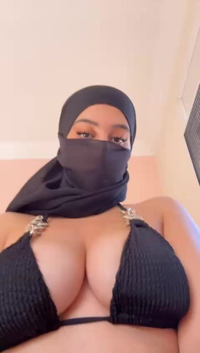 Arab girl with natural tits