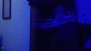Un black musclé se masturbe dans une pièce bleue.