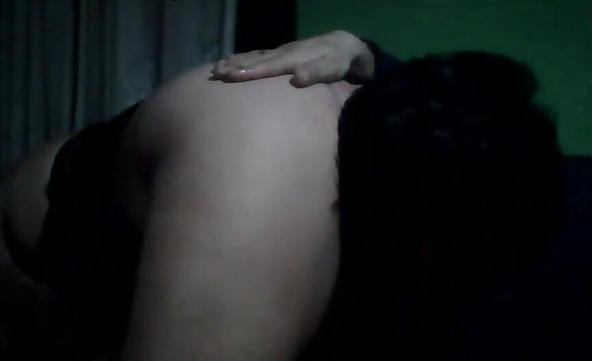 Ik zuig de vagina en de kont van mijn vriendin in het donker